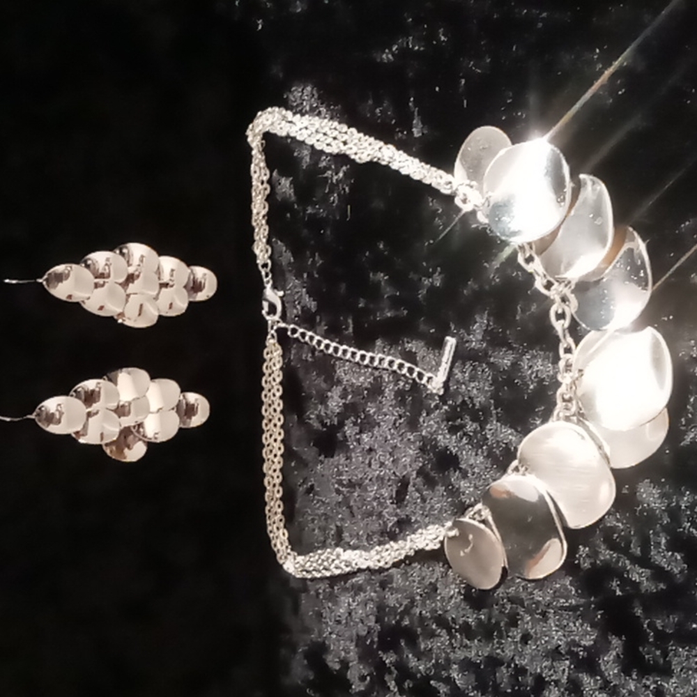Daisey fuentes Necklace & earrings. Silver tone. Signed